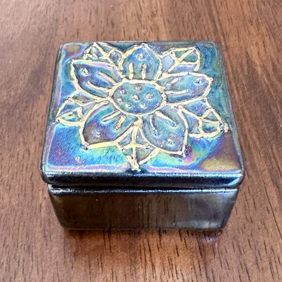 Studio Pottery Iridescent Ceramic Pill Trinket Box Floral Relief Signed Renee - Picture 6 of 13